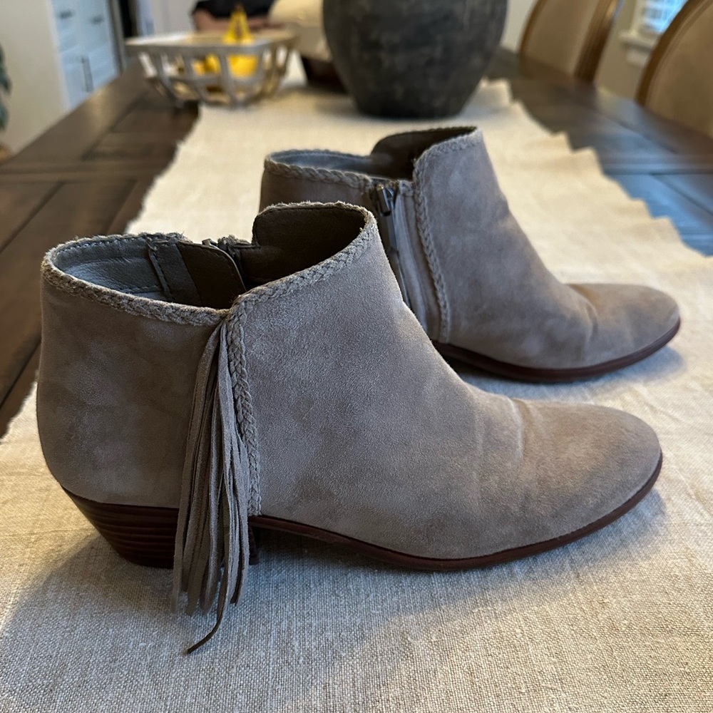 EXCELLENT USED CONDITION taupe suede Sam Edelman booties with fringe